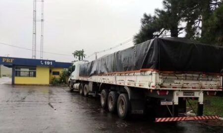 Polícia acha 53kg de cocaína e crack em carreta com doações