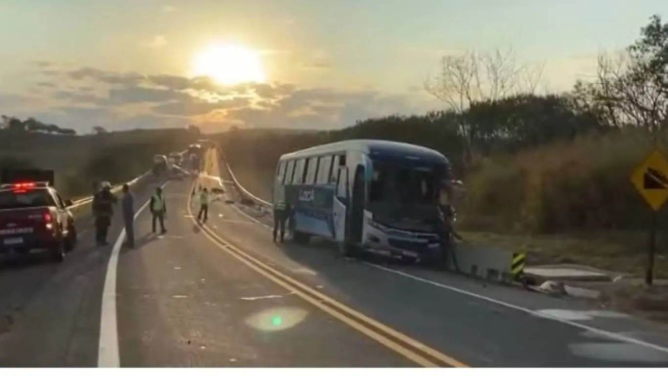Acidente de onibus SP 5 mortos
