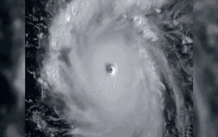 Furacão Beryl devasta ilha no Caribe e alerta região