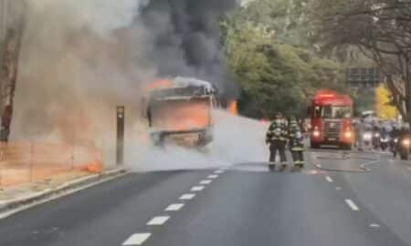 Ônibus pega fogo