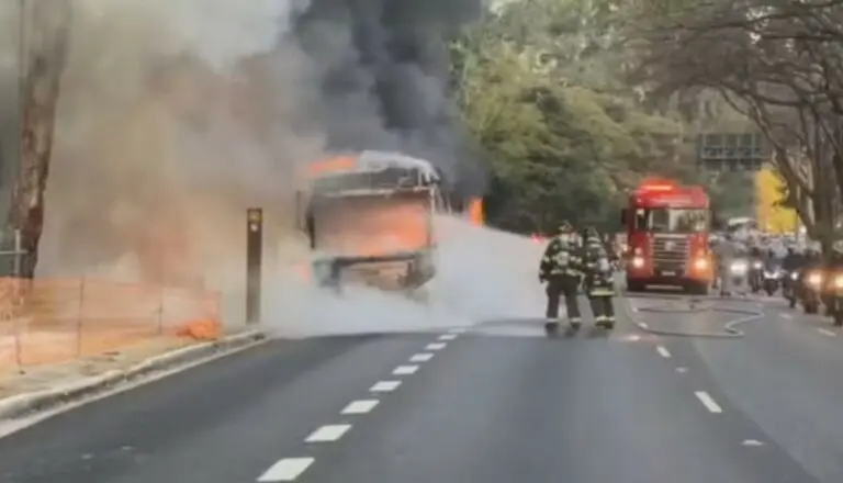 Ônibus pega fogo