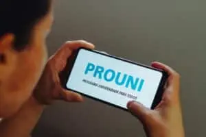 Estudantes universitários podem acumular ProUni e Fies? Veja os auxílios e regras