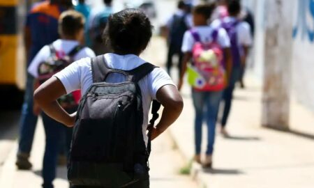 aluno estudante ensino medio aula escola