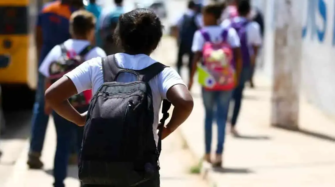 aluno estudante ensino medio aula escola