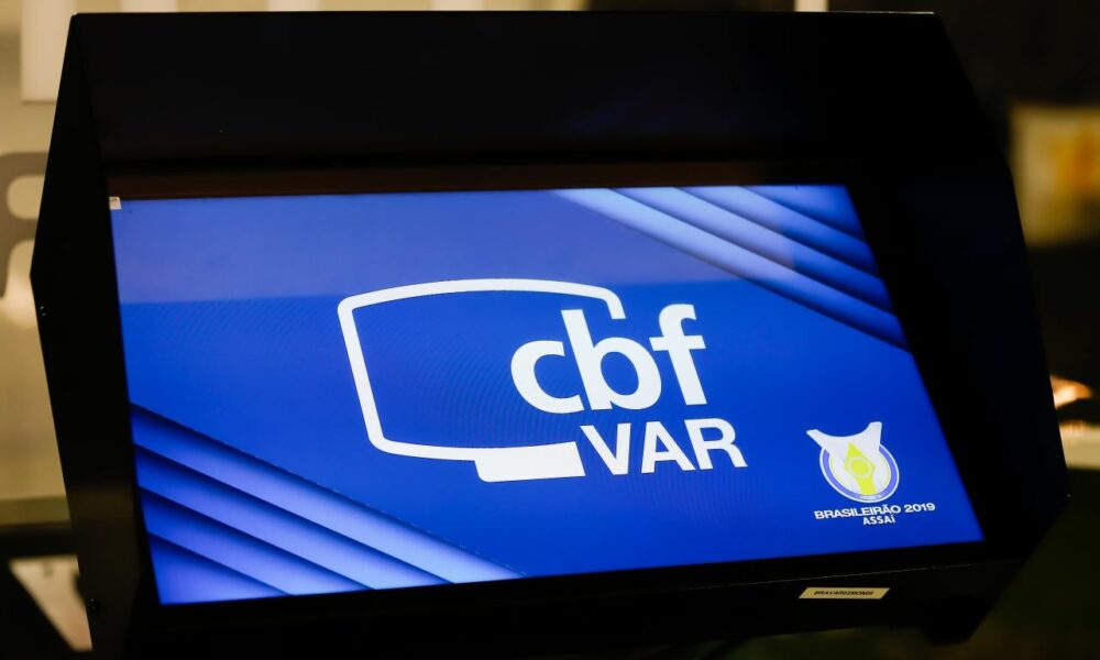 VAR revisa lance polêmico em jogo entre Novorizontino x Ponte Preta, partida segue indefinida