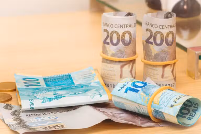 dinheiro retirada saque beneficios notas