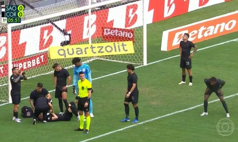 Choque de cabeça entre Charles e Alan Franco interrompe clássico, mas jogo segue com tensão