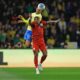 Danilo disputa bola pela Seleção Brasileira contra o Equador