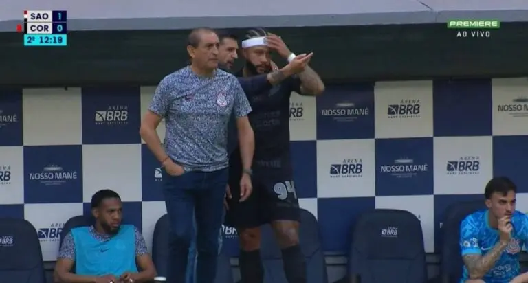 Memphis Depay entra em campo no Corinthians: jogo ainda em aberto contra São Paulo
