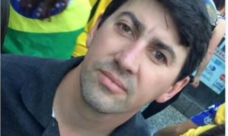 Homem atingido por pinheiro