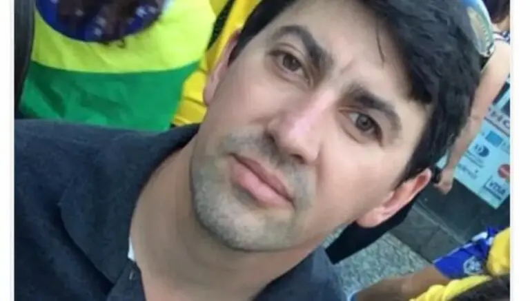 Homem atingido por pinheiro