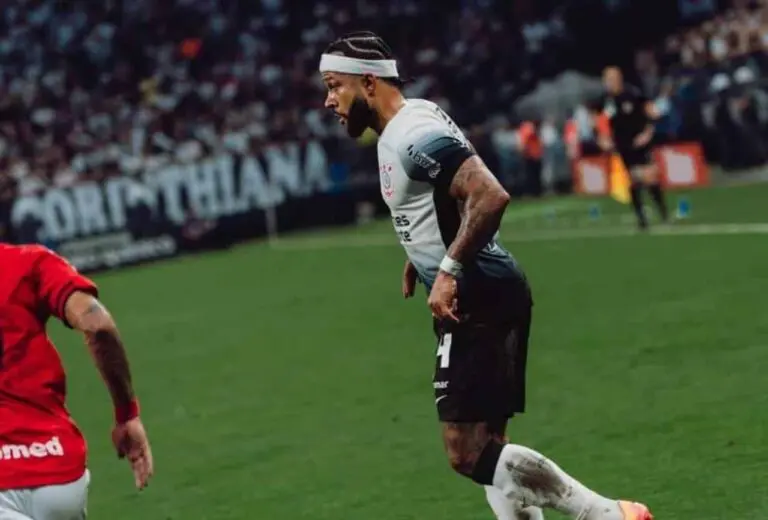 Expulsão de Fagner coloca Memphis Depay em dúvida para o segundo tempo