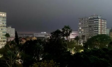 Tempestade com granizo transforma o dia em noite no Rio Grande do Sul