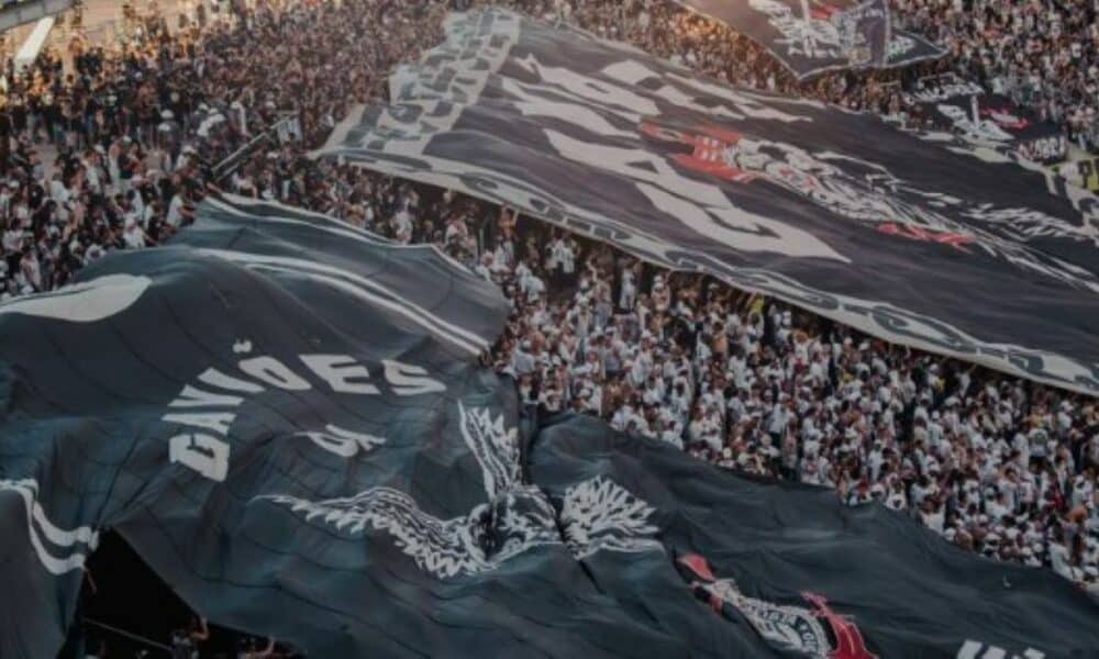 Torcida organizada do Corinthians se revolta e critica jogadores e técnico após eliminação