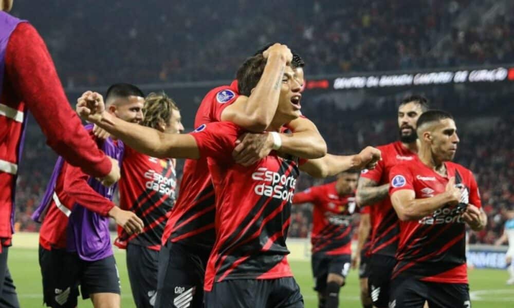 Racing marca três no primeiro tempo, mas Athletico reage e mantém o jogo em aberto