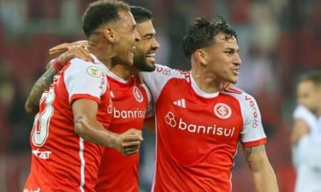 jogadores comemorando gol internacional