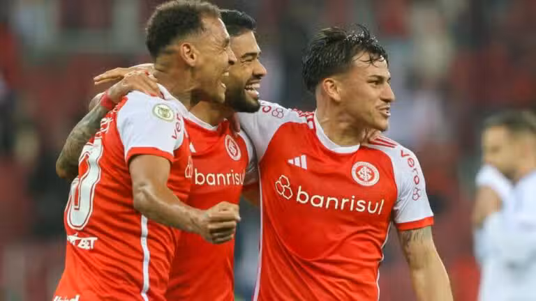 jogadores comemorando gol internacional