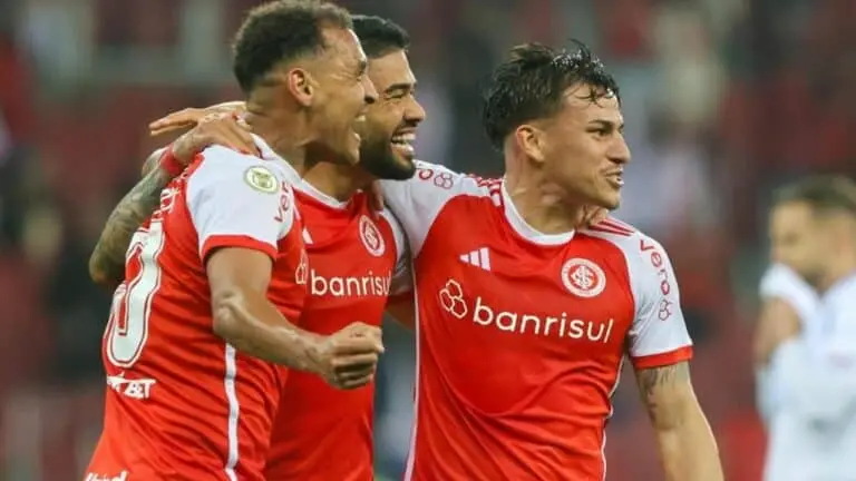 jogadores comemorando gol internacional