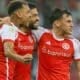 jogadores comemorando gol internacional