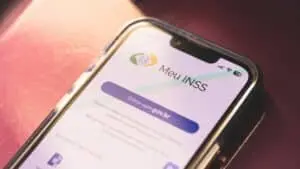Problemas recorrentes no Meu INSS dificultam aposentadorias e elevam a pressão sobre a fila de benefícios