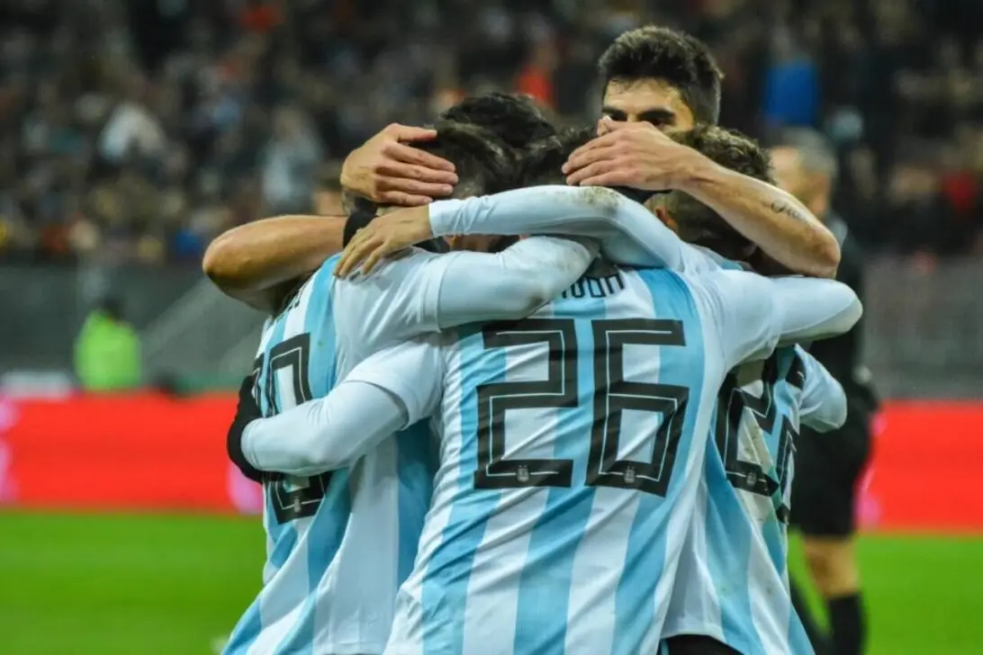 Argentina empata con Venezuela en un campo desafiante y mantiene el liderato en las eliminatorias