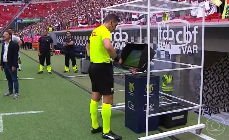 VAR revisa pênalti em Calleri e jogo segue com vantagem mínima do São Paulo