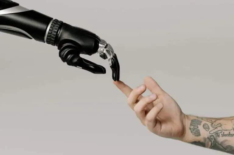 AI ROBO MÃO HUMANO PARCEIRO
