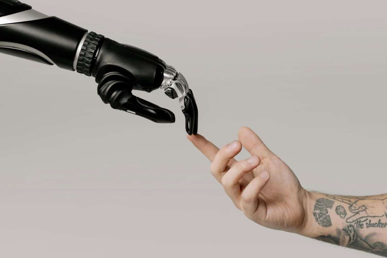 AI ROBO MÃO HUMANO PARCEIRO