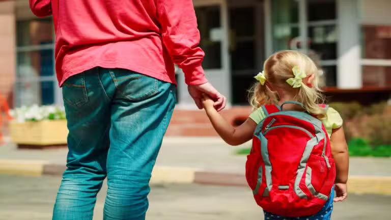 Criança indo para creche