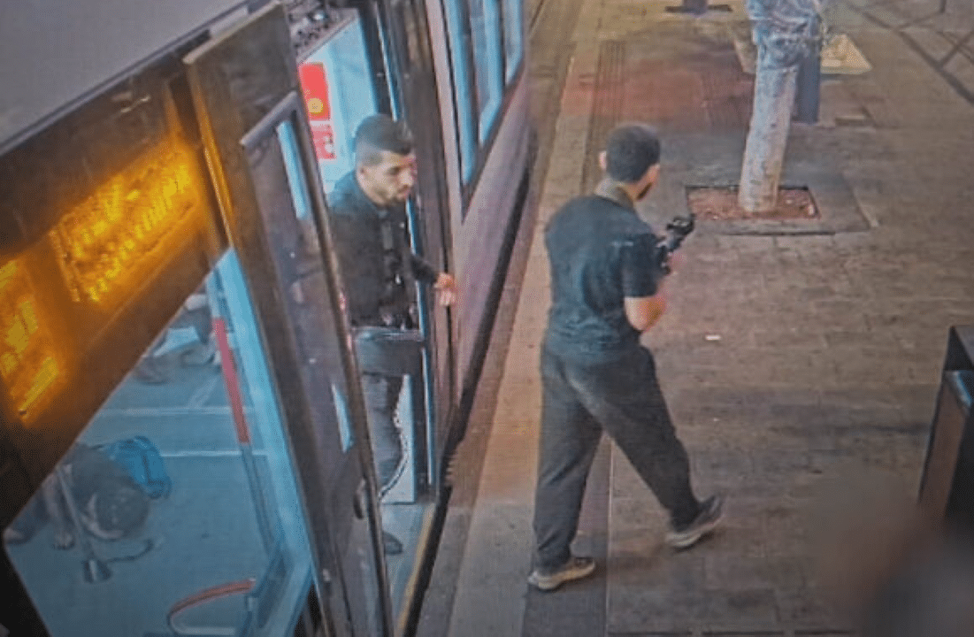 Dois supostos terroristas são vistos realizando um ataque em Jaffa