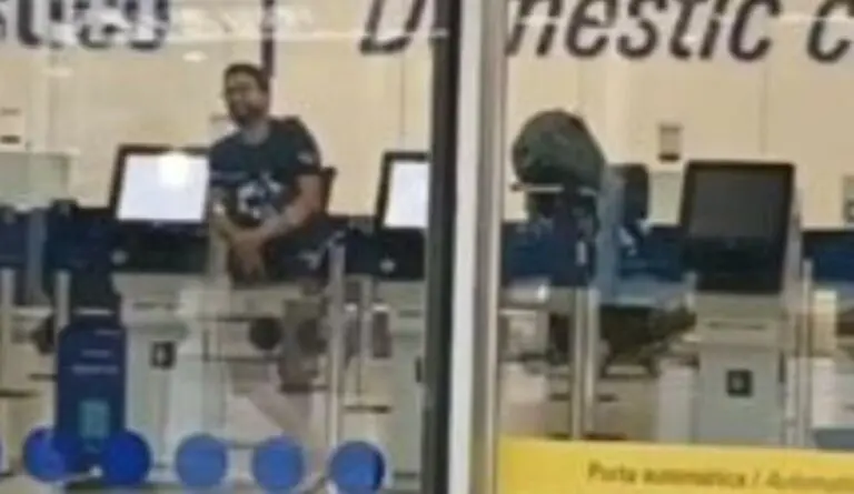 Homem armado em aeroporto