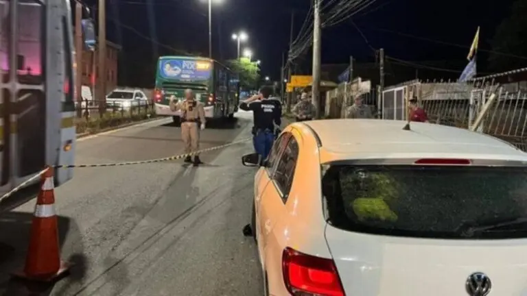 Homem baleado dentro do carro