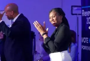 Kemi Badenoch e Robert Jenrick avançam na corrida à liderança dos conservadores após saída de James Cleverly