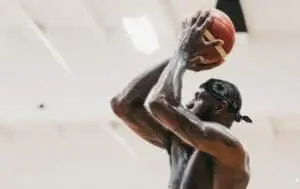 LeBron James firma contrato de US$ 8 milhões com Philadelphia 76ers para última tentativa