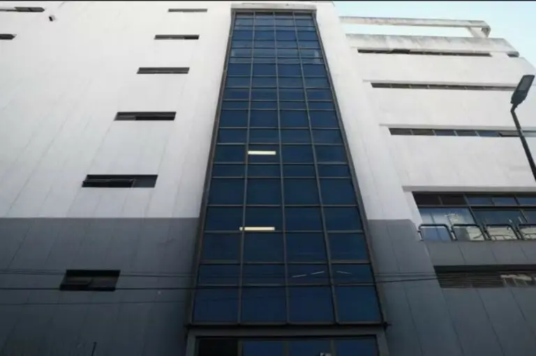 Homem morre ao cair em fosso de elevador em Porto Alegre: um trágico acidente que levanta questões sobre segurança Na manhã desta quarta-feira, Porto Alegre foi cenário de um trágico acidente envolvendo um homem que perdeu a vida ao cair no fosso de um elevador em uma loja da cidade. A vítima, cuja identidade ainda não foi divulgada pelas autoridades, estava em uma área restrita do estabelecimento, quando ocorreu o acidente fatal. Detalhes do acidente O incidente aconteceu em uma loja localizada em uma das áreas mais movimentadas de Porto Alegre. Relatos preliminares indicam que o homem caiu de uma altura significativa dentro do fosso do elevador. As autoridades locais, incluindo o Corpo de Bombeiros e a Brigada Militar, foram acionadas para atender à ocorrência, mas, infelizmente, o homem já estava sem vida quando as equipes chegaram ao local. Ainda não se sabe exatamente como o homem acessou a área onde o fosso do elevador está localizado. A Polícia Civil já iniciou uma investigação para determinar as causas do acidente, e uma perícia técnica será realizada no local para analisar se houve falha mecânica ou erro humano. Reação das autoridades e investigação De acordo com as informações preliminares fornecidas pelos socorristas que atenderam o caso, uma das hipóteses investigadas é que o homem tenha acessado indevidamente a área do elevador, o que poderia ter contribuído para o acidente. Os responsáveis pela loja também serão ouvidos no inquérito para esclarecer se havia sinalização adequada indicando restrição de acesso ao local e se as normas de segurança estavam sendo seguidas rigorosamente. O Instituto Geral de Perícias (IGP) do Rio Grande do Sul foi chamado para realizar uma análise detalhada do elevador e verificar as condições de segurança do equipamento. Uma das principais preocupações das autoridades é garantir que o ocorrido não tenha sido resultado de negligência, seja da parte do estabelecimento ou de possíveis falhas técnicas. Contexto de acidentes com elevadores no Brasil Infelizmente, esse não é um caso isolado. Acidentes envolvendo elevadores, tanto de carga quanto de passageiros, têm sido uma preocupação constante no Brasil, especialmente em áreas comerciais e industriais. Muitos desses incidentes estão relacionados à falta de manutenção adequada dos equipamentos, o não cumprimento de normas de segurança ou ao acesso indevido a áreas restritas. No caso específico de elevadores, a legislação brasileira impõe uma série de normas técnicas que precisam ser seguidas, tanto no momento da instalação quanto na manutenção periódica desses equipamentos. Entretanto, há relatos de falhas frequentes no cumprimento dessas regras, o que aumenta o risco de tragédias como a que ocorreu em Porto Alegre. Prevenção e normas de segurança A segurança em relação ao uso de elevadores é regida por normas técnicas rígidas no Brasil. A Associação Brasileira de Normas Técnicas (ABNT) especifica as regras que devem ser seguidas em construções e estabelecimentos que utilizam esse tipo de equipamento. Entre as medidas de segurança obrigatórias, estão a sinalização adequada, a manutenção periódica por técnicos certificados e a inspeção regular de todos os componentes do elevador, especialmente em locais de grande circulação de pessoas. Em locais de uso público, como shoppings, lojas e centros comerciais, as exigências de segurança são ainda mais rigorosas. Todo equipamento deve ser revisado em intervalos regulares, e as empresas responsáveis por esses estabelecimentos são obrigadas a apresentar relatórios periódicos de manutenção e segurança dos equipamentos. Impacto psicológico e emocional Além das questões técnicas, um acidente como esse tem um impacto profundo nas pessoas que testemunharam ou souberam do ocorrido. Trabalhadores e clientes que estavam presentes na loja no momento do acidente ficaram profundamente abalados com a tragédia. O apoio psicológico às testemunhas e aos familiares da vítima é fundamental em um momento como esse, pois o trauma de presenciar ou receber notícias de um acidente fatal pode deixar marcas duradouras. A morte repentina de uma pessoa em condições tão trágicas também serve como um alerta para a sociedade sobre a importância de medidas preventivas. A negligência em relação à segurança em espaços públicos pode ter consequências devastadoras, e é crucial que todos, desde proprietários de estabelecimentos até usuários de elevadores, estejam cientes dos riscos e responsabilidades envolvidos. Como evitar tragédias similares Para evitar que tragédias como essa voltem a acontecer, é fundamental que todas as partes envolvidas estejam comprometidas com a segurança. A seguir, algumas medidas essenciais que podem contribuir para a prevenção de acidentes com elevadores: Manutenção regular: A manutenção periódica dos elevadores deve ser feita por empresas especializadas e certificadas, garantindo que os equipamentos estejam sempre em perfeitas condições de uso. Sinalização: Todas as áreas de acesso restrito devem ser claramente sinalizadas, impedindo que pessoas não autorizadas ou desavisadas entrem em locais perigosos, como fossos de elevadores. Treinamento de funcionários: Em estabelecimentos comerciais, os funcionários devem ser treinados para identificar riscos e orientar clientes sobre áreas seguras e inseguras dentro do espaço. Fiscalização: Órgãos de fiscalização devem realizar inspeções regulares para garantir que as normas de segurança estejam sendo seguidas à risca. Conscientização: É importante que todos os cidadãos estejam cientes dos riscos de acessar áreas proibidas ou de utilizar equipamentos sem as devidas condições de segurança. Cronologia dos fatos Início do dia: Um homem, que estava na loja em Porto Alegre, acessou a área do fosso de elevador. Acidente: A vítima caiu de uma altura considerável dentro do fosso. Socorro: Equipes de emergência chegaram rapidamente, mas o homem já estava sem vida. Investigação: A Polícia Civil e o Instituto Geral de Perícias iniciaram a investigação para determinar as causas do acidente. Desdobramentos futuros Lojas Torra, no Centro Histórico de Porto Alegre Essa tragédia em Porto Alegre nos lembra da importância de respeitar normas de segurança em todos os ambientes, sejam eles comerciais ou industriais. A vida humana deve ser sempre a prioridade, e qualquer falha nesse sentido pode ter consequências irreversíveis.