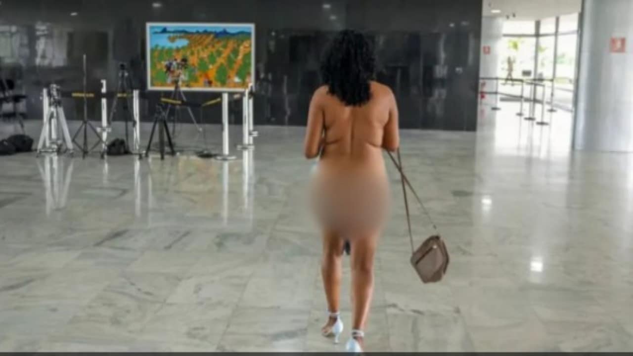 Mulher nua no Palácio do Planalto