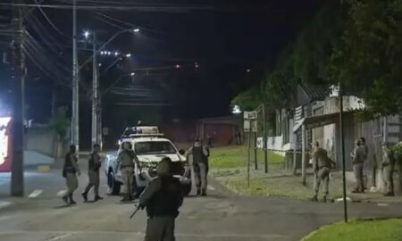 Policiais negociam com atirador