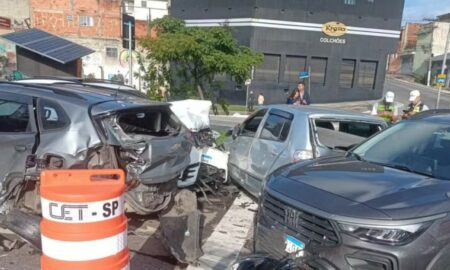 Acidente em semáforo na Avenida Presidente Tancredo Neves
