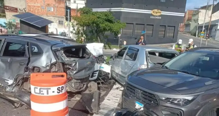 Acidente em semáforo na Avenida Presidente Tancredo Neves