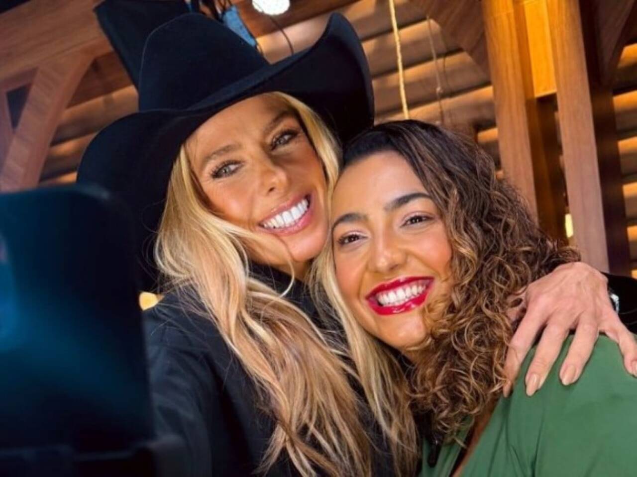 Adriana Galisteu e Camila Moura