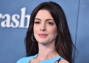 Anne Hathaway mengumumkan kehamilan ketiga sambil merahasiakannya di acara The Devil Wears Prada 2