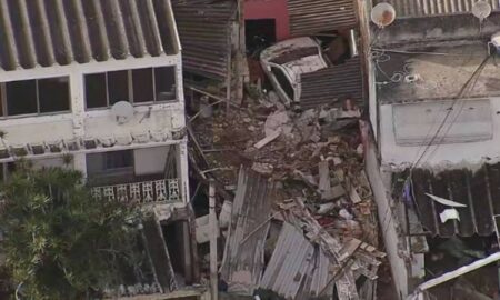 Casa destruída com a força da água