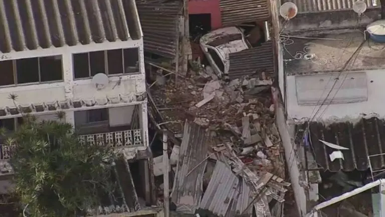 Casa destruída com a força da água