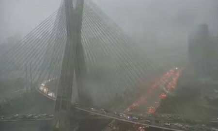 Tempestade escurece São Paulo no final da tarde, causa alagamentos e deixa 130 mil imóveis sem luz