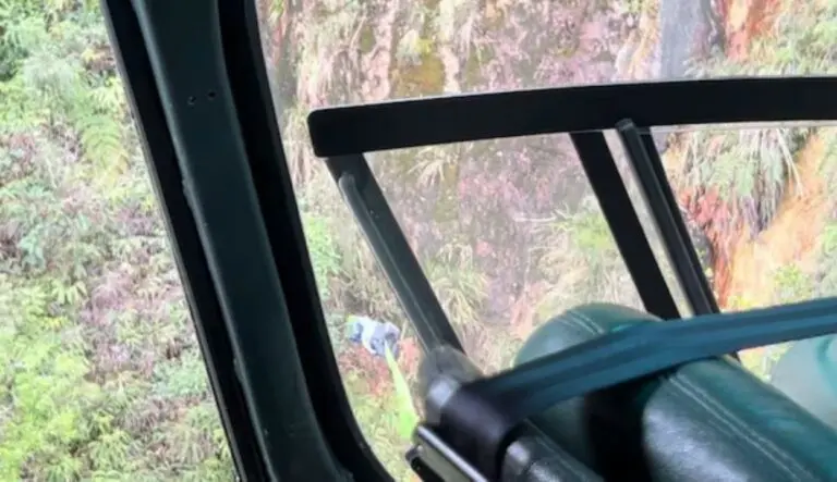 Helicóptero encontra barraca e mochila