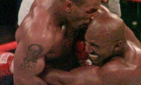 Mike Tyson morde a orelha de Evander Holyfield