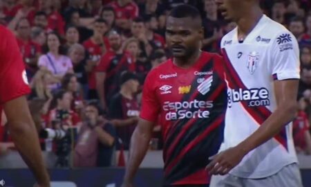 Nikão usa camisa com patrocínio no Athletico