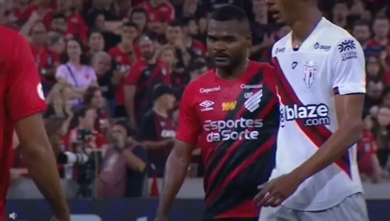 Nikão usa camisa com patrocínio no Athletico