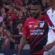 Nikão usa camisa com patrocínio no Athletico