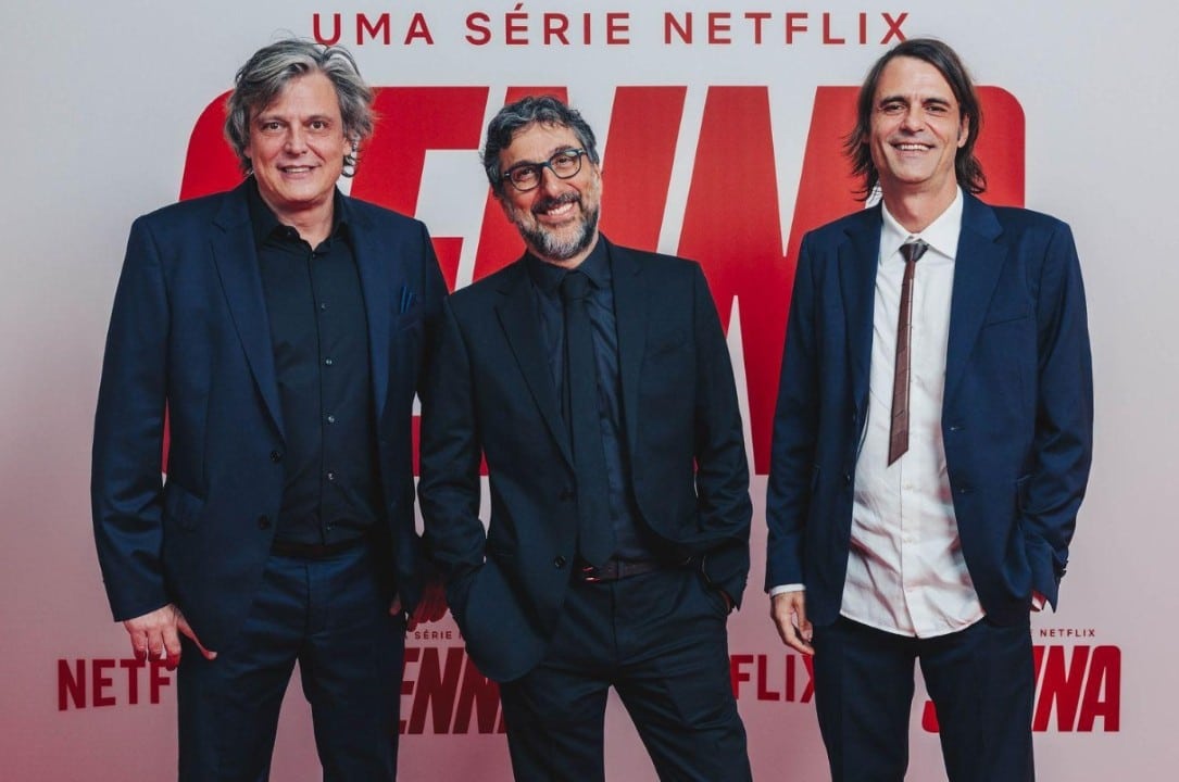 O cineasta Vicente Amorim, entre os irmãos Fabiano e Caio Gullane